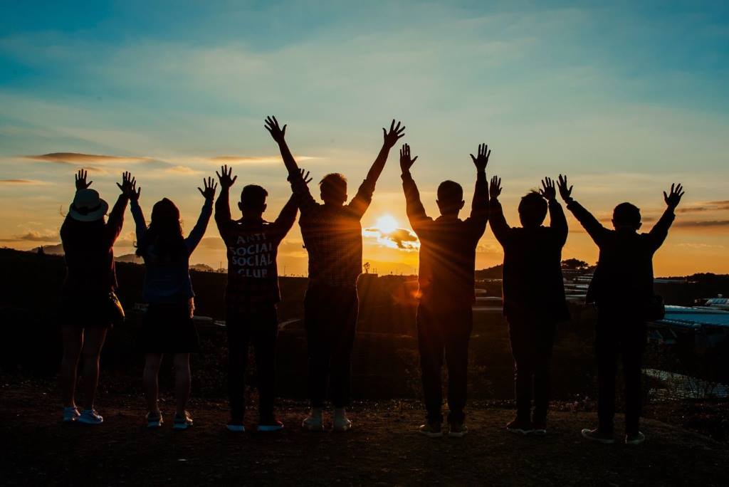 Friends enjoy a sunny evening together, highlighting the value of social connections for motivation